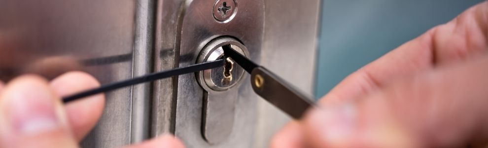 Slotenmaker Nootdorp Van Es Sloten en Montage opent deur zonder schade